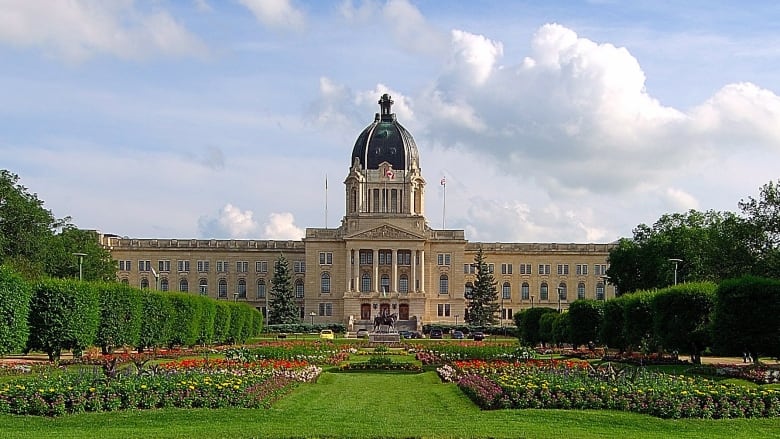 https://mdw-travel-data-us-east-1.s3.amazonaws.com/img/country/Canada/Saskatchewan-Legislative-Building/img_02.jpg