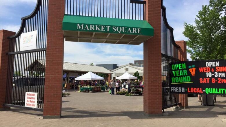 https://mdw-travel-data-us-east-1.s3.amazonaws.com/img/country/Canada/Saskatoon-Farmers-Market-Indoor/img_00.jpg