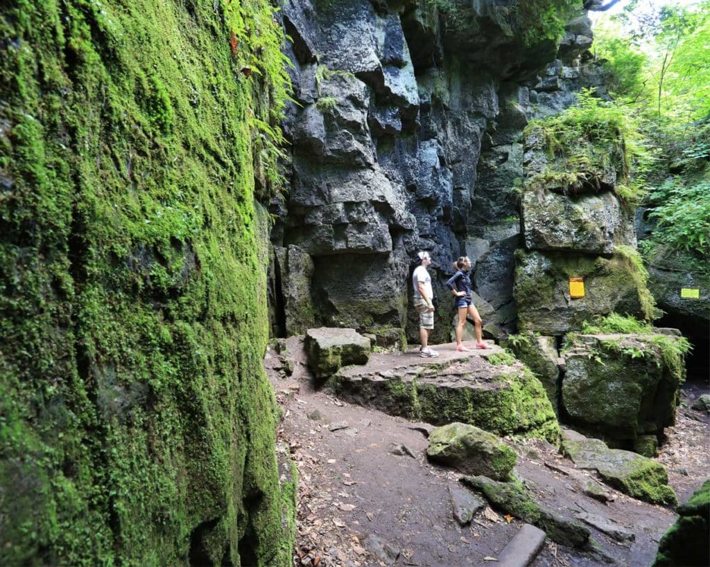 https://mdw-travel-data-us-east-1.s3.amazonaws.com/img/country/Canada/Scenic-Caves-Nature-Adventures/img_03.jpg