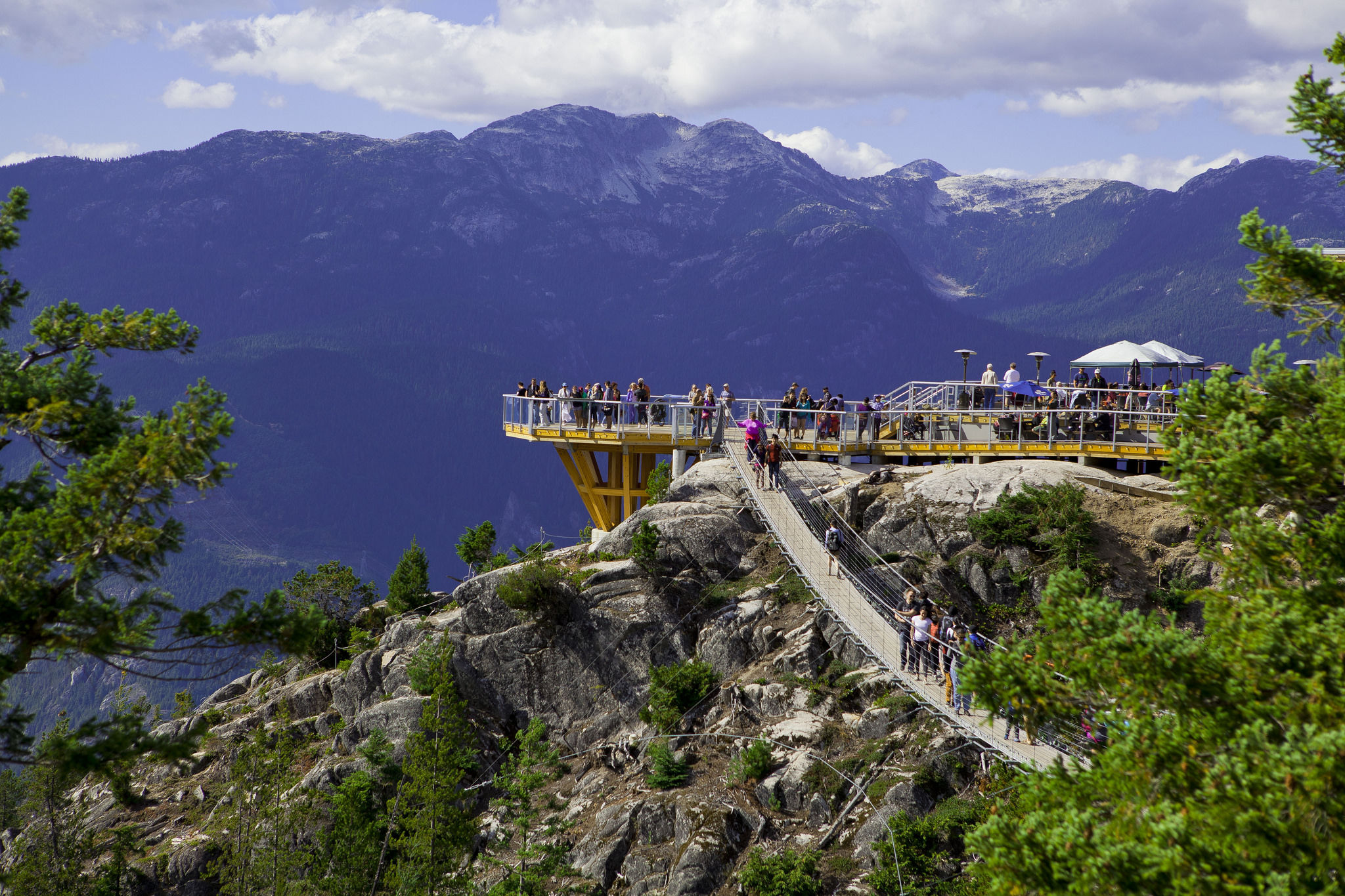 https://mdw-travel-data-us-east-1.s3.amazonaws.com/img/country/Canada/Sea-to-Sky-Gondola/img_01.jpg