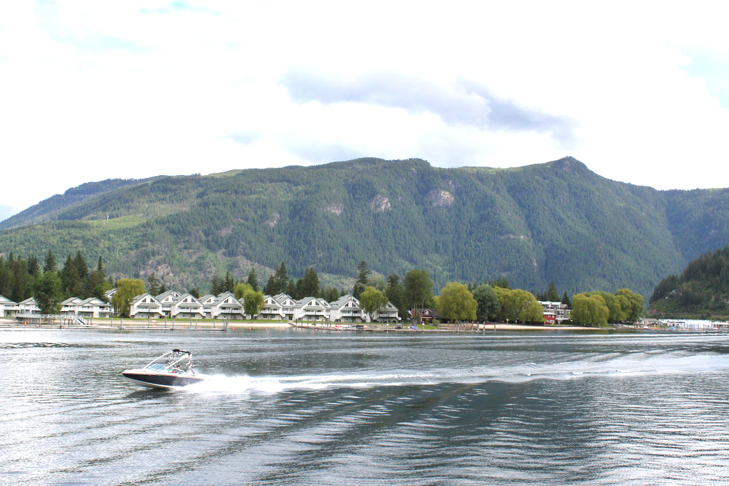 https://mdw-travel-data-us-east-1.s3.amazonaws.com/img/country/Canada/Shuswap-Lake/img_03.jpg