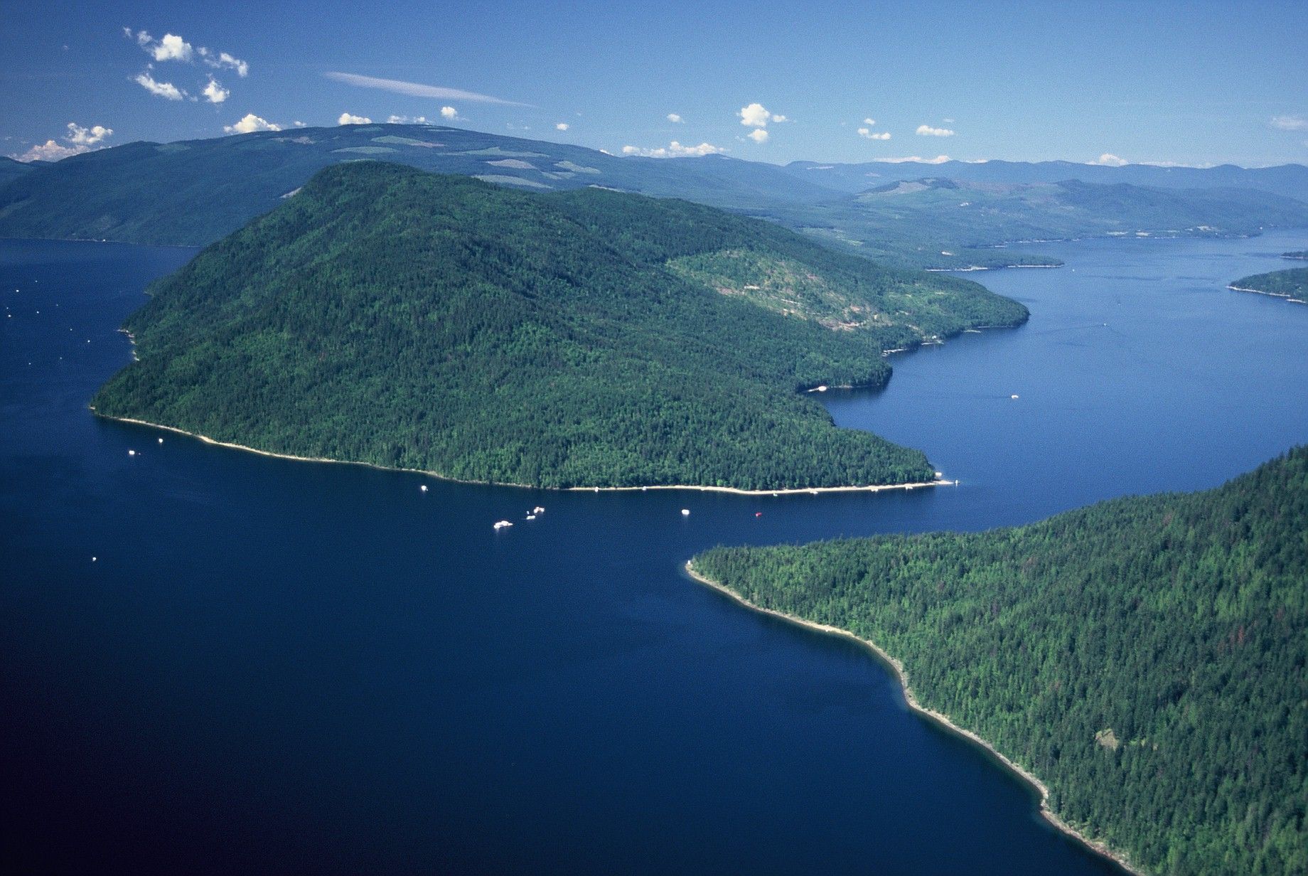 https://mdw-travel-data-us-east-1.s3.amazonaws.com/img/country/Canada/Shuswap-Lake/img_04.jpg