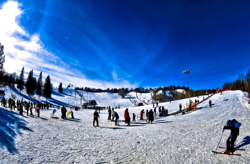 https://mdw-travel-data-us-east-1.s3.amazonaws.com/img/country/Canada/Snow-Valley-Ski-Club/img_00.jpg