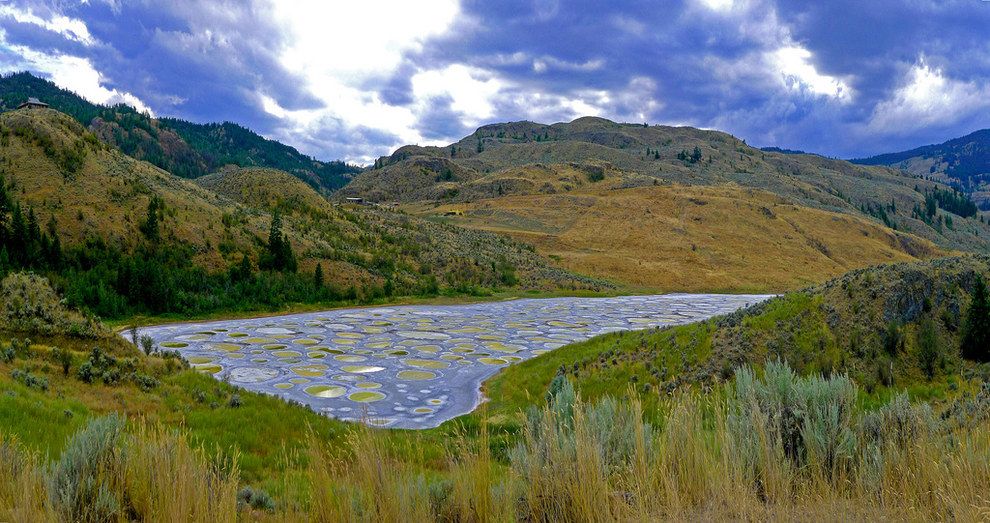 https://mdw-travel-data-us-east-1.s3.amazonaws.com/img/country/Canada/Spotted-Lake/img_01.jpg