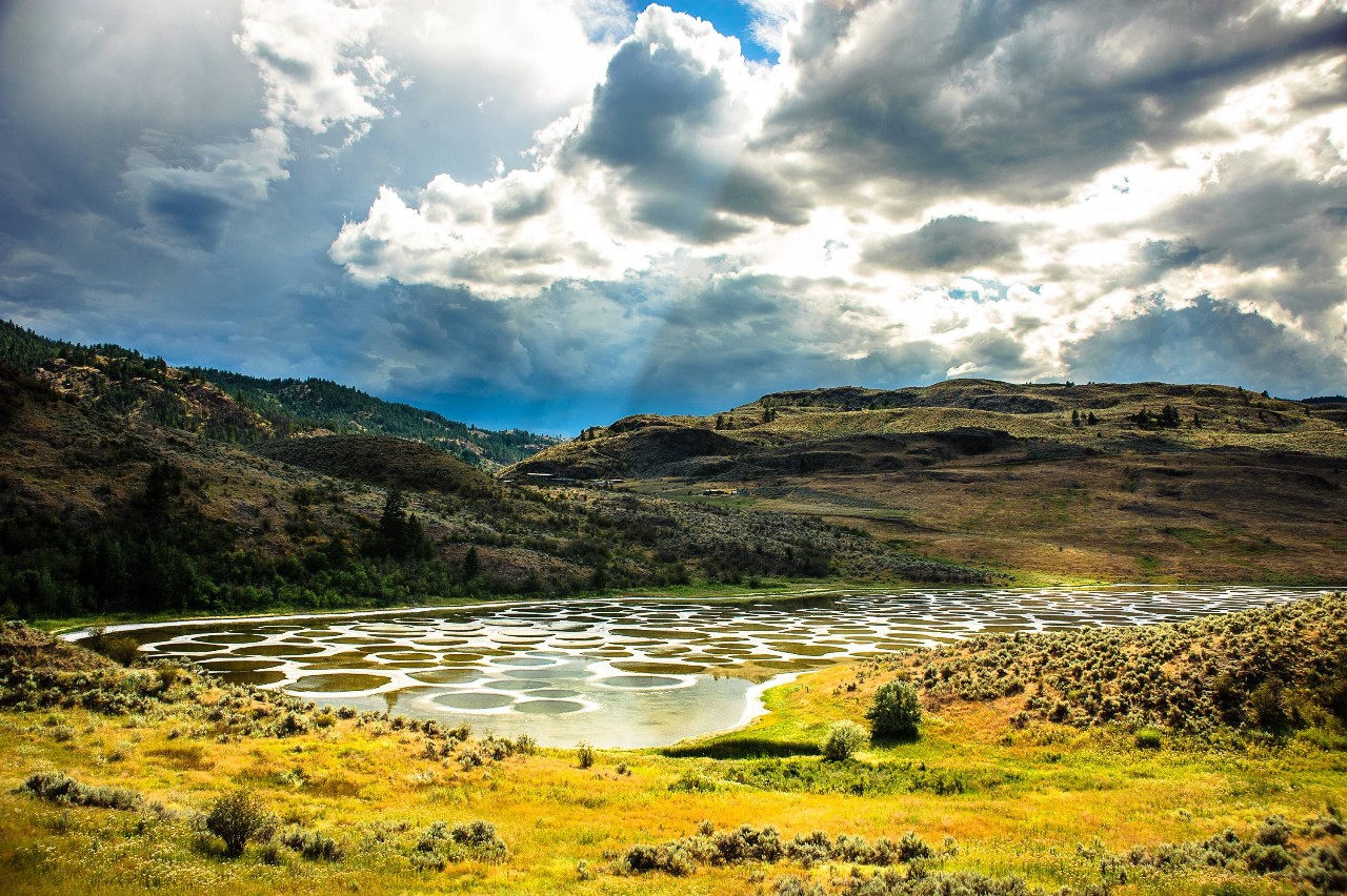 https://mdw-travel-data-us-east-1.s3.amazonaws.com/img/country/Canada/Spotted-Lake/img_03.jpg