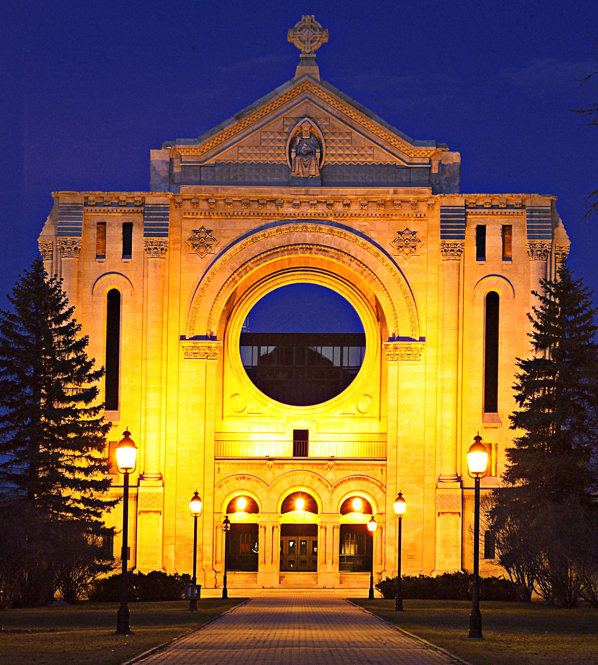 https://mdw-travel-data-us-east-1.s3.amazonaws.com/img/country/Canada/St-Boniface-Cathedral/img_00.jpg