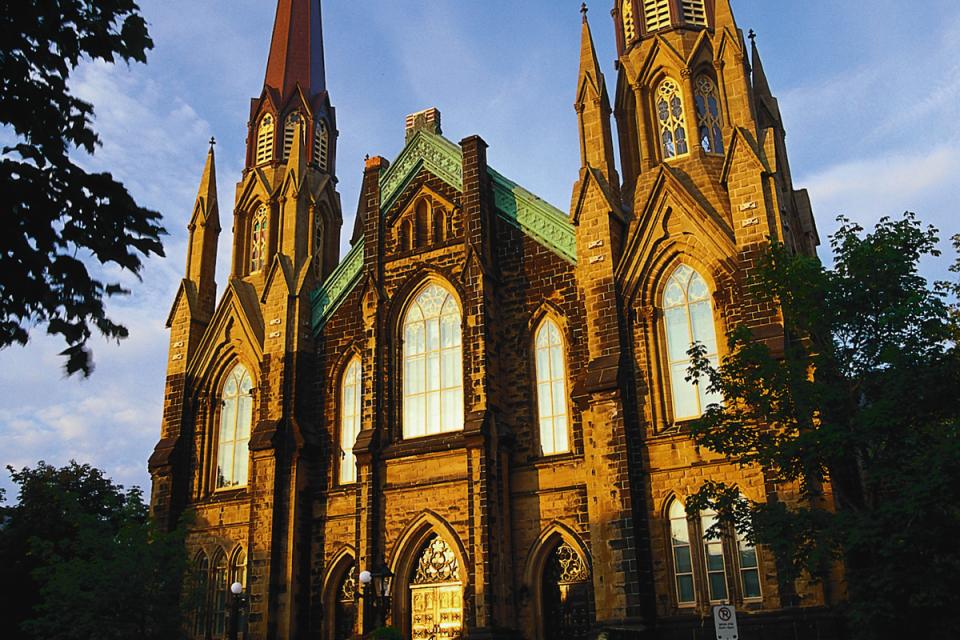 https://mdw-travel-data-us-east-1.s3.amazonaws.com/img/country/Canada/St-Dunstans-Roman-Catholic-Basilica/img_02.jpg