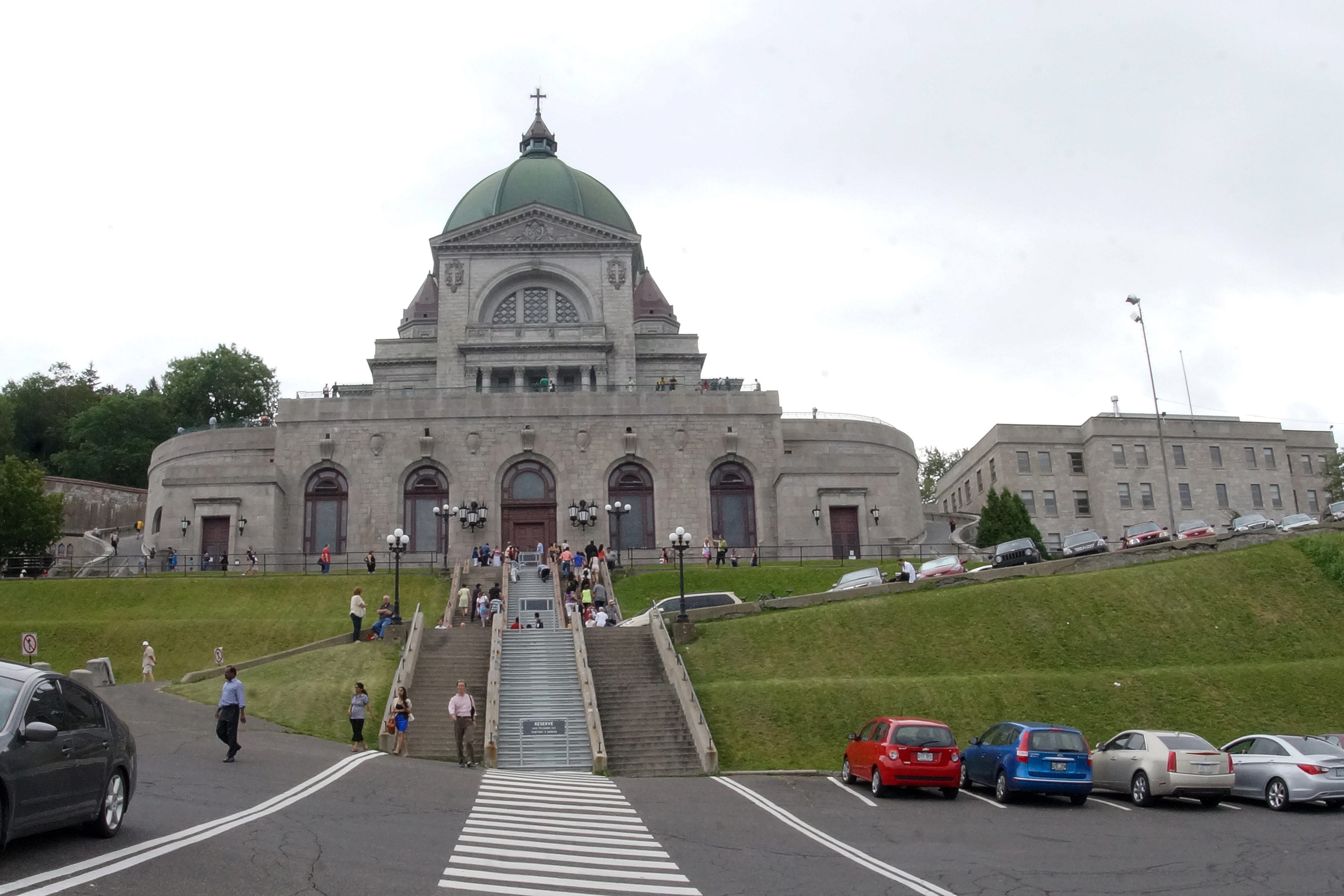 https://mdw-travel-data-us-east-1.s3.amazonaws.com/img/country/Canada/St-Josephs-Basilica/img_03.jpg