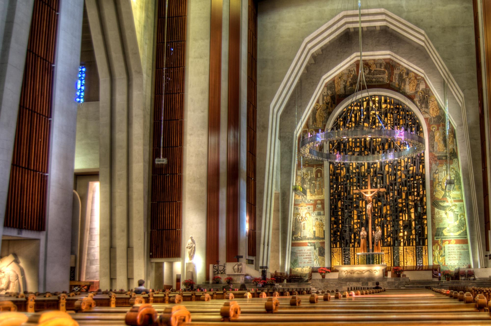 https://mdw-travel-data-us-east-1.s3.amazonaws.com/img/country/Canada/St-Josephs-Oratory-of-Mount-Royal/img_01.jpg