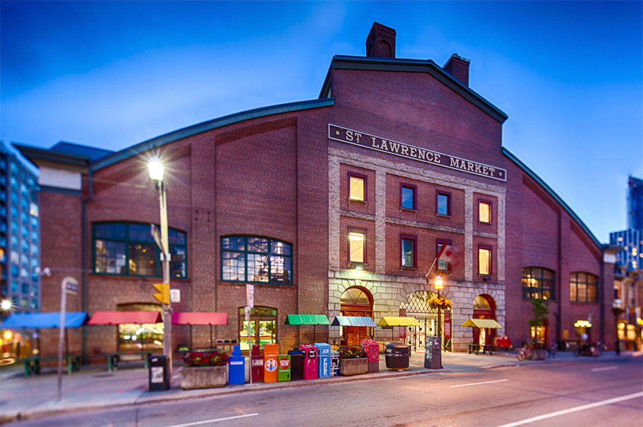 https://mdw-travel-data-us-east-1.s3.amazonaws.com/img/country/Canada/St-Lawrence-Market/img_01.jpg