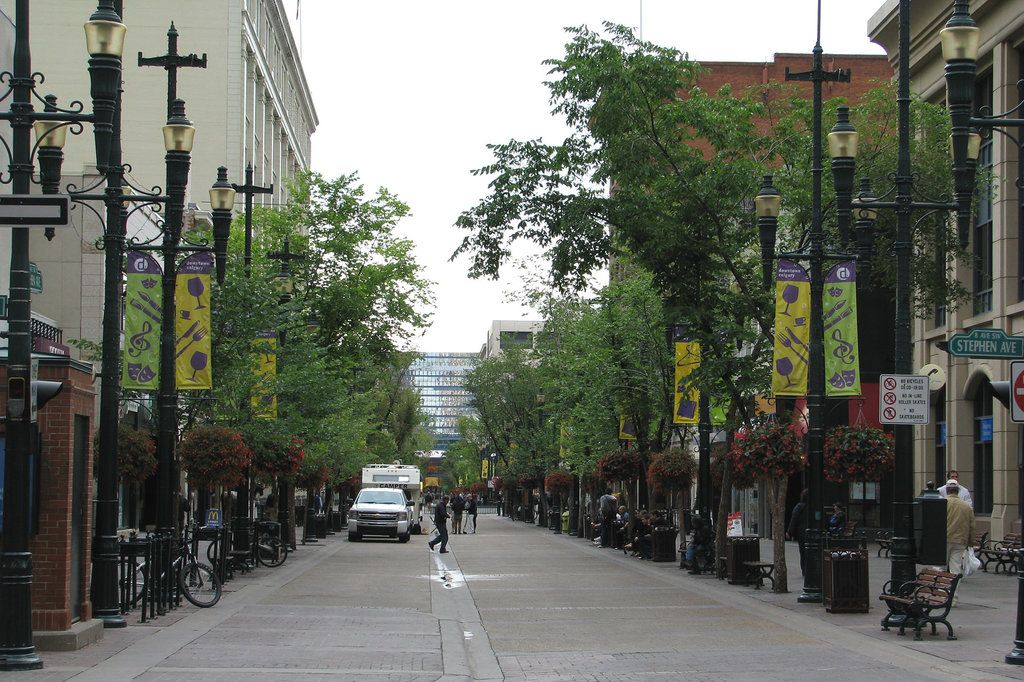 https://mdw-travel-data-us-east-1.s3.amazonaws.com/img/country/Canada/Stephen-Avenue-Walk/img_03.jpg