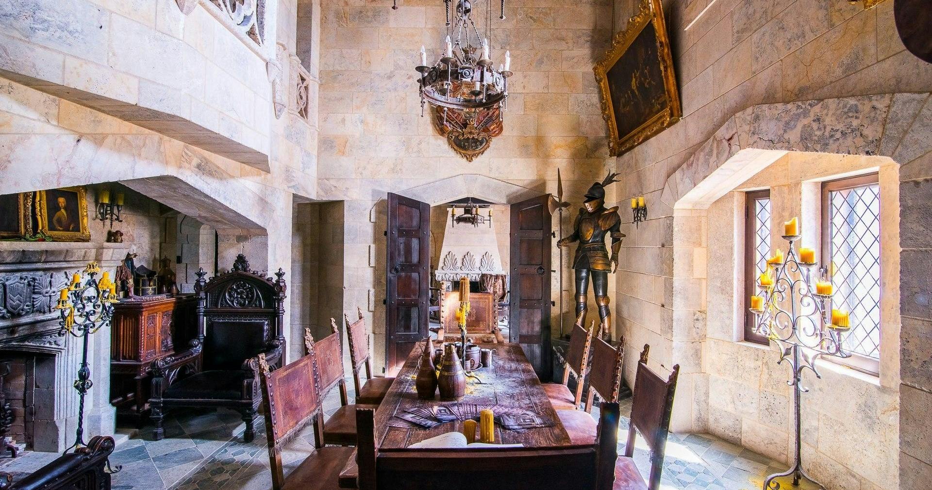 https://mdw-travel-data-us-east-1.s3.amazonaws.com/img/country/Canada/Stone-Hall-Castle/img_02.jpg