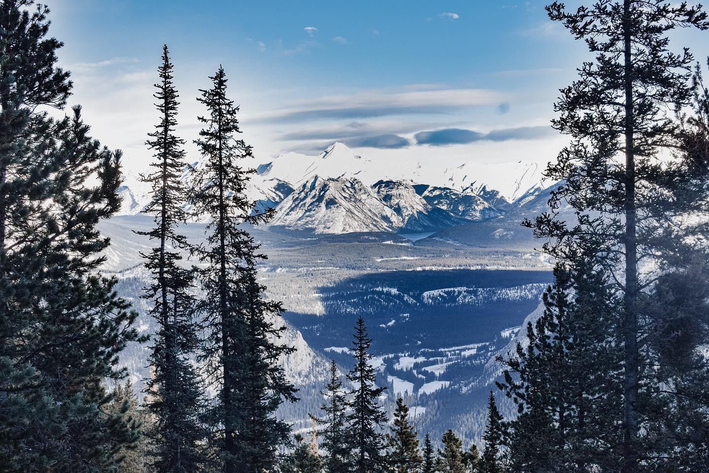 https://mdw-travel-data-us-east-1.s3.amazonaws.com/img/country/Canada/Sulphur-Mountain/img_01.jpg