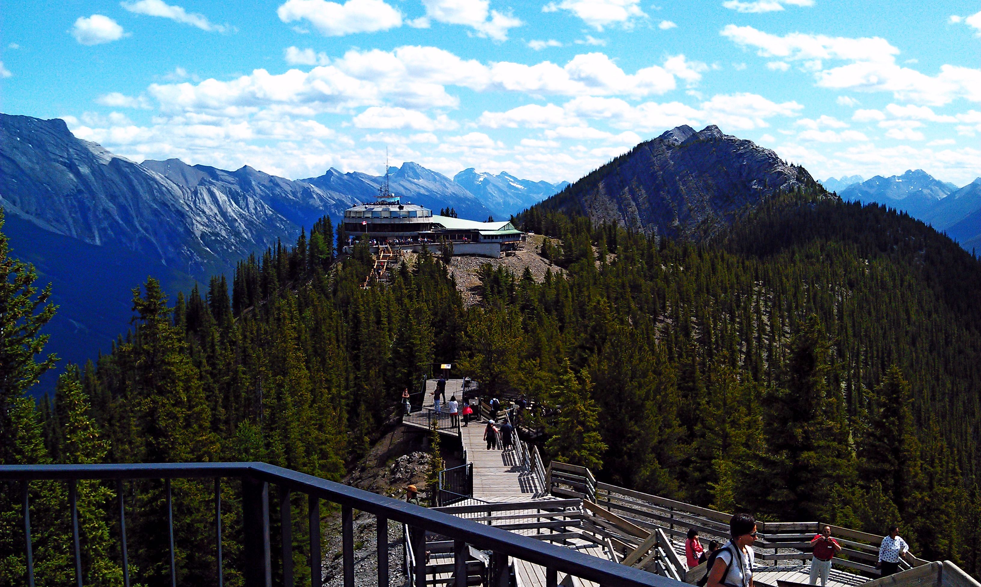 https://mdw-travel-data-us-east-1.s3.amazonaws.com/img/country/Canada/Sulphur-Mountain/img_03.jpg