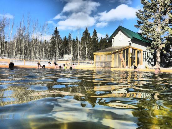 https://mdw-travel-data-us-east-1.s3.amazonaws.com/img/country/Canada/Takhini-Hot-Springs/img_02.jpg