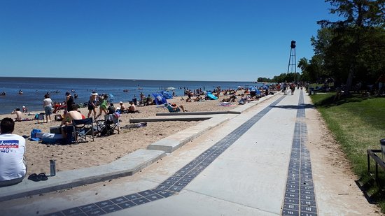 https://mdw-travel-data-us-east-1.s3.amazonaws.com/img/country/Canada/The-Beaches-of-Winnipeg/img_01.jpg