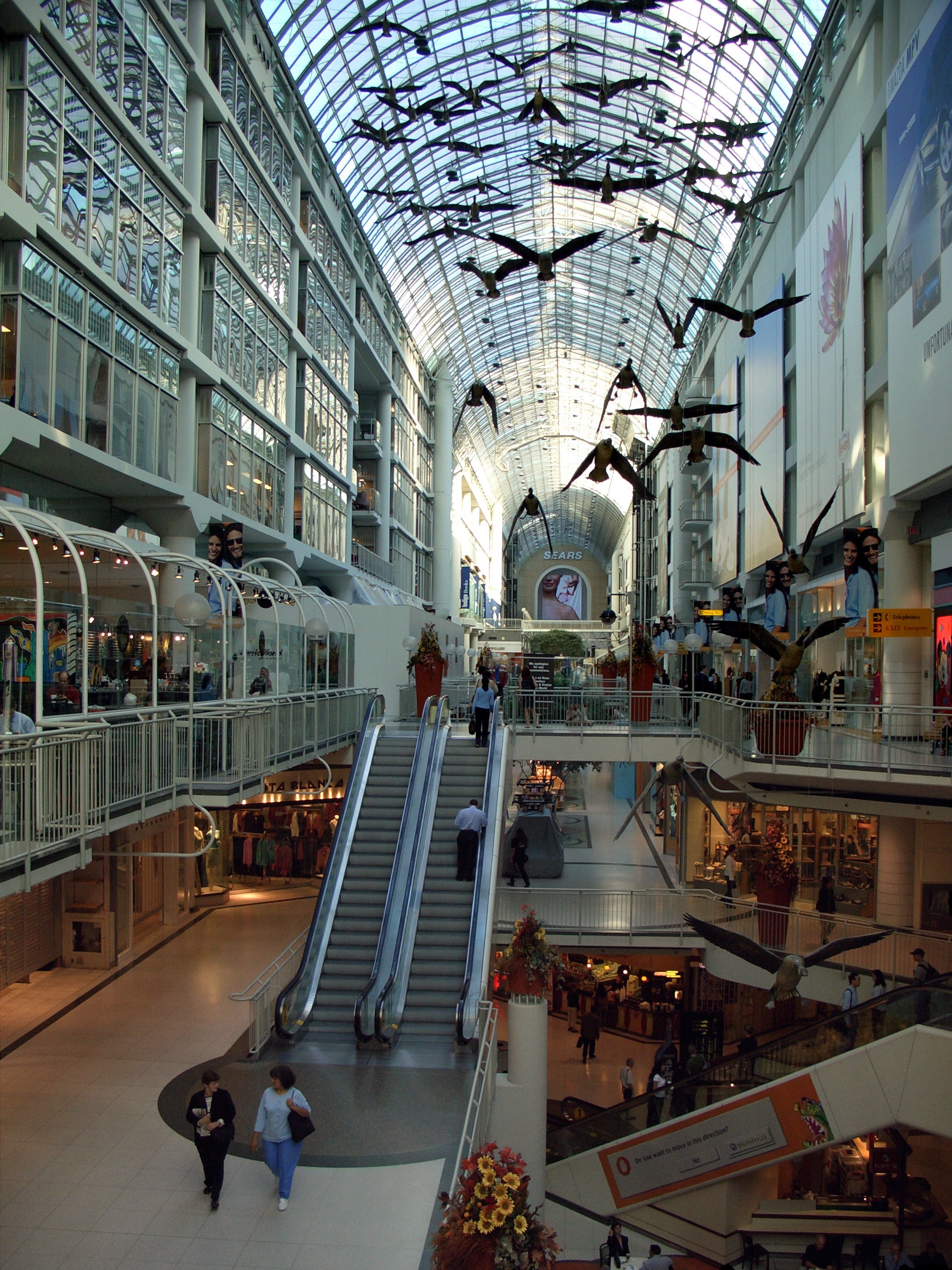 https://mdw-travel-data-us-east-1.s3.amazonaws.com/img/country/Canada/Toronto-Eaton-Centre/img_02.jpg