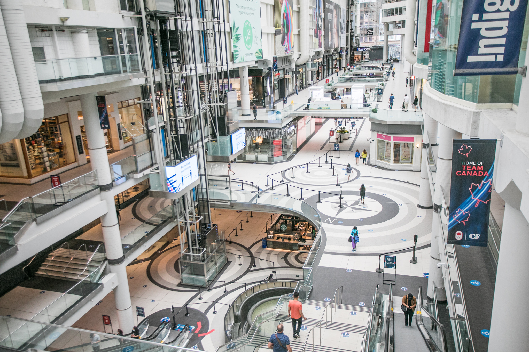https://mdw-travel-data-us-east-1.s3.amazonaws.com/img/country/Canada/Toronto-Eaton-Centre/img_03.jpg