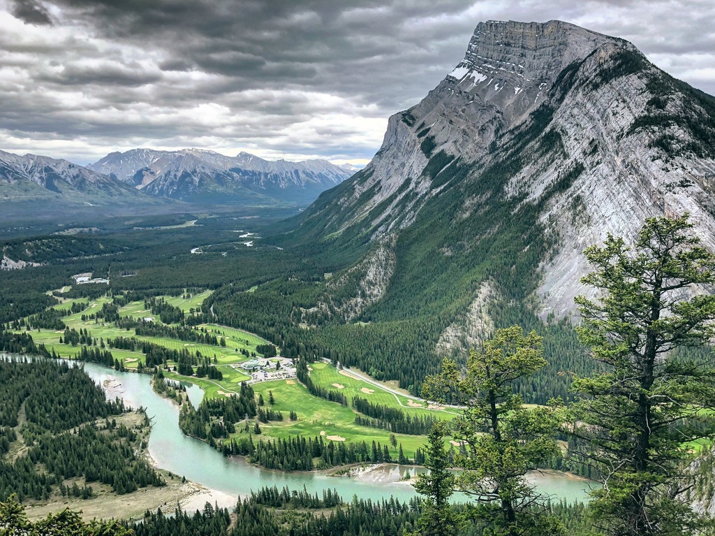 https://mdw-travel-data-us-east-1.s3.amazonaws.com/img/country/Canada/Tunnel-Mountain/img_01.jpg