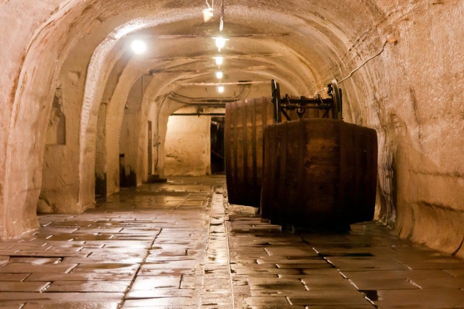 https://mdw-travel-data-us-east-1.s3.amazonaws.com/img/country/Canada/Tunnels-of-Moose-Jaw/img_00.jpg