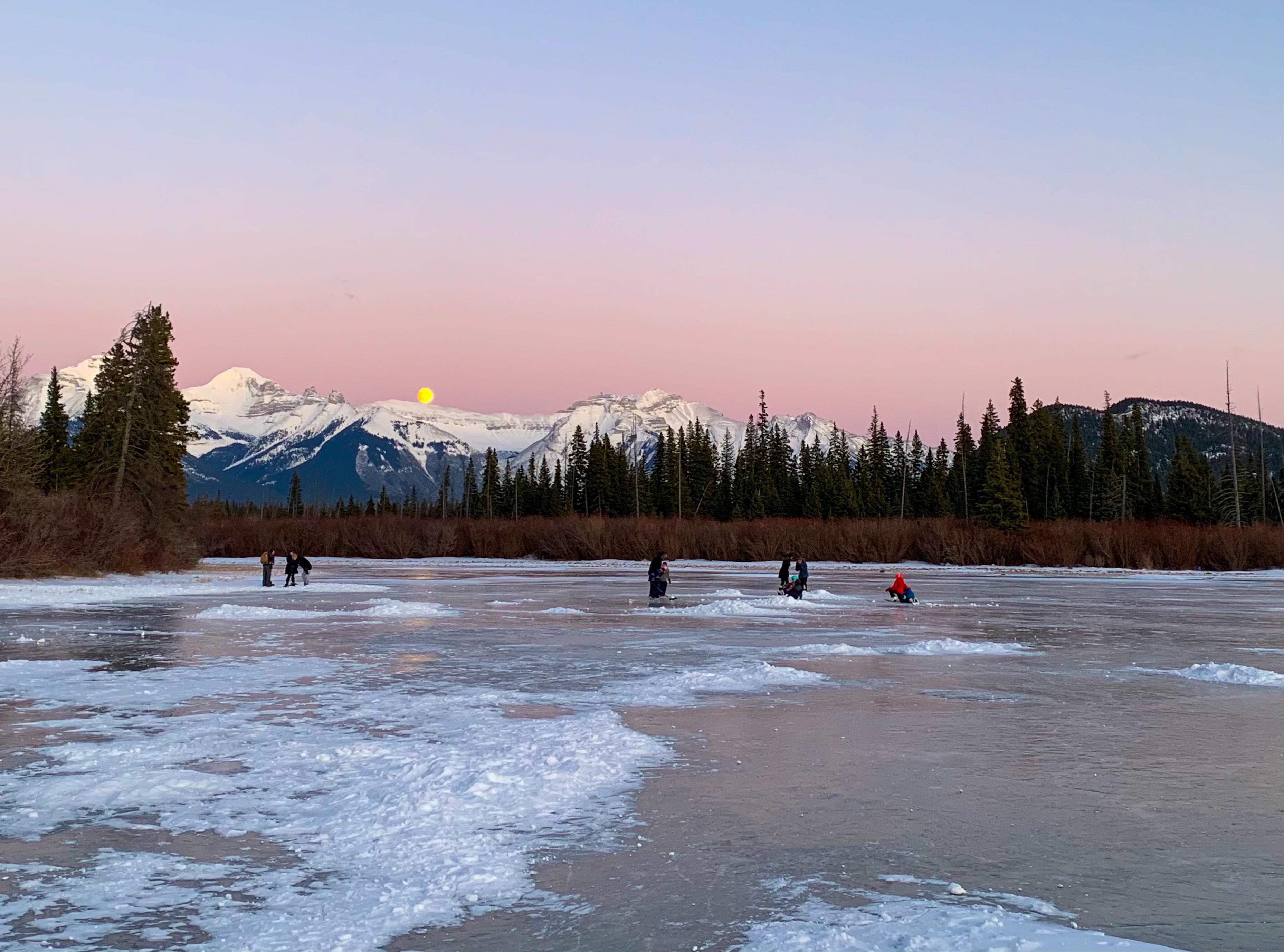 https://mdw-travel-data-us-east-1.s3.amazonaws.com/img/country/Canada/Vermilion-Lakes/img_03.jpg