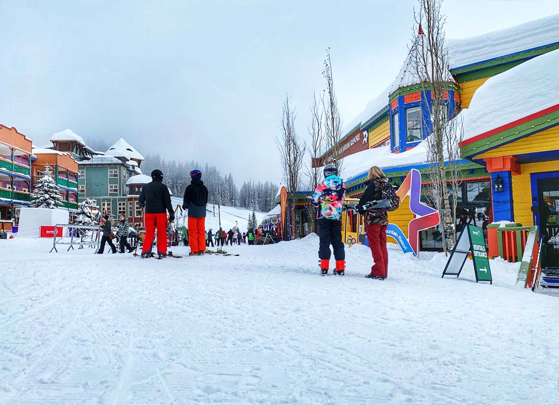 https://mdw-travel-data-us-east-1.s3.amazonaws.com/img/country/Canada/Vernon-Winter-Carnival/img_01.jpg