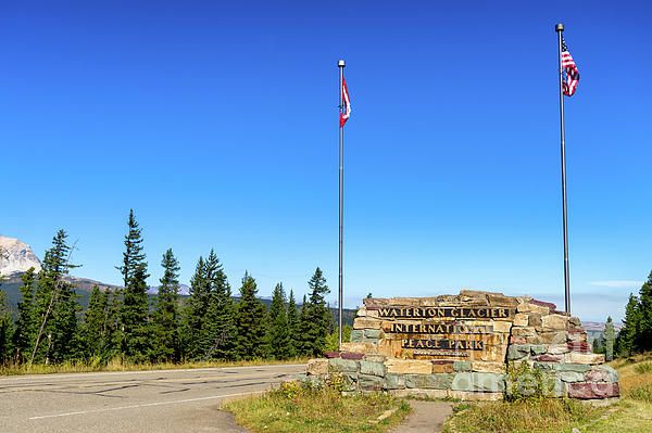 https://mdw-travel-data-us-east-1.s3.amazonaws.com/img/country/Canada/Waterton-Glacier-International-Peace-Park/img_03.jpg
