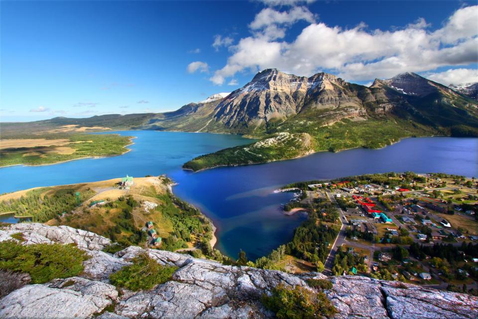 https://mdw-travel-data-us-east-1.s3.amazonaws.com/img/country/Canada/Waterton-Lakes-National-Park/img_00.jpg