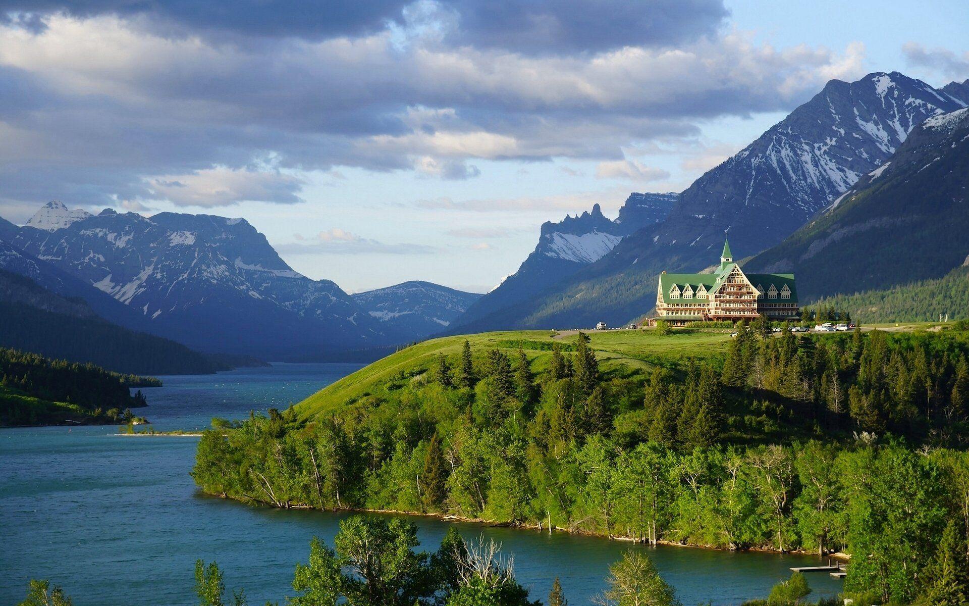 https://mdw-travel-data-us-east-1.s3.amazonaws.com/img/country/Canada/Waterton-Lakes-National-Park/img_02.jpg