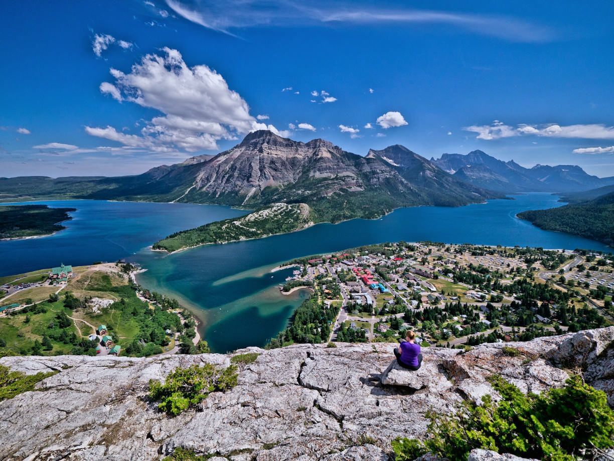 https://mdw-travel-data-us-east-1.s3.amazonaws.com/img/country/Canada/Waterton-Lakes-National-Park/img_04.jpg