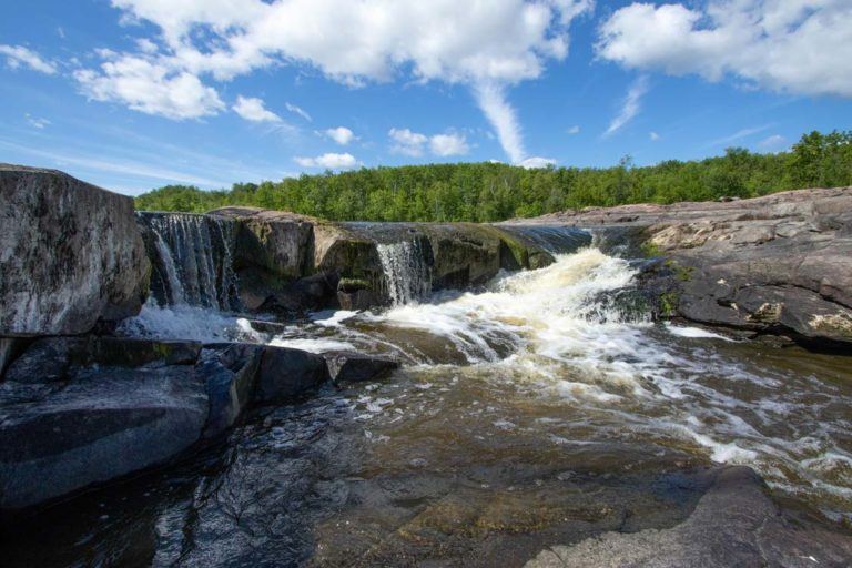 https://mdw-travel-data-us-east-1.s3.amazonaws.com/img/country/Canada/Whitemouth-Falls-Provincial-Park/img_00.jpg