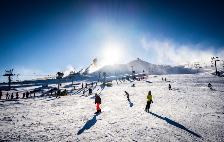 https://mdw-travel-data-us-east-1.s3.amazonaws.com/img/country/Canada/WinSports-Canada-Olympic-Park/img_00.jpg