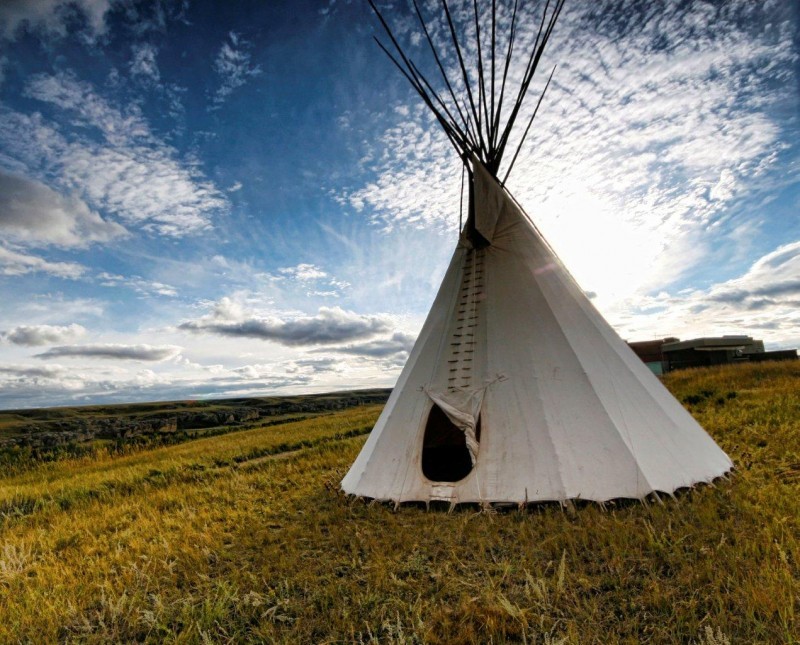 https://mdw-travel-data-us-east-1.s3.amazonaws.com/img/country/Canada/Writing-On-Stone/Aisinaipi-Provincial-Park/img_03.jpg