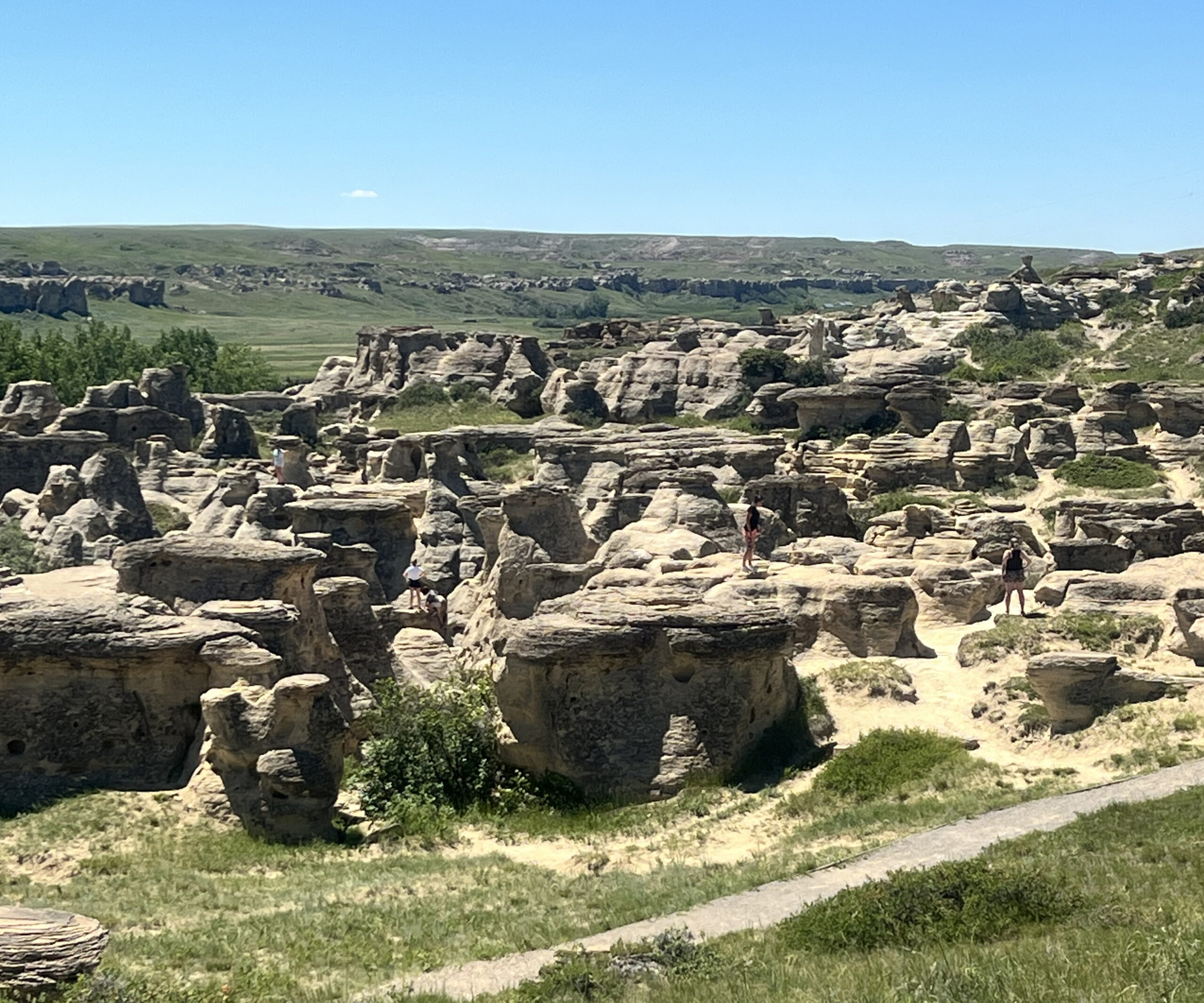 https://mdw-travel-data-us-east-1.s3.amazonaws.com/img/country/Canada/Writing-on-Stone-Provincial-Park/img_01.jpg