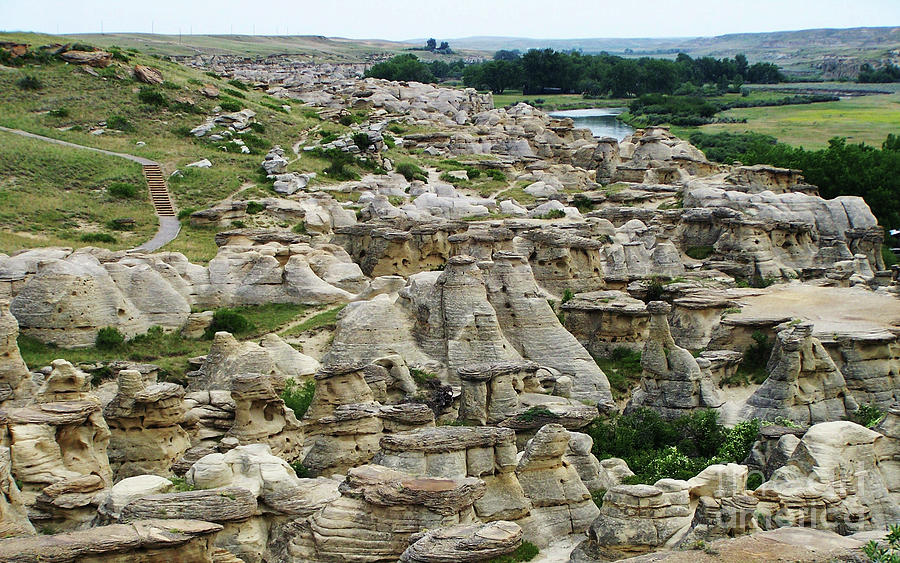 https://mdw-travel-data-us-east-1.s3.amazonaws.com/img/country/Canada/Writing-on-Stone-Provincial-Park/img_03.jpg