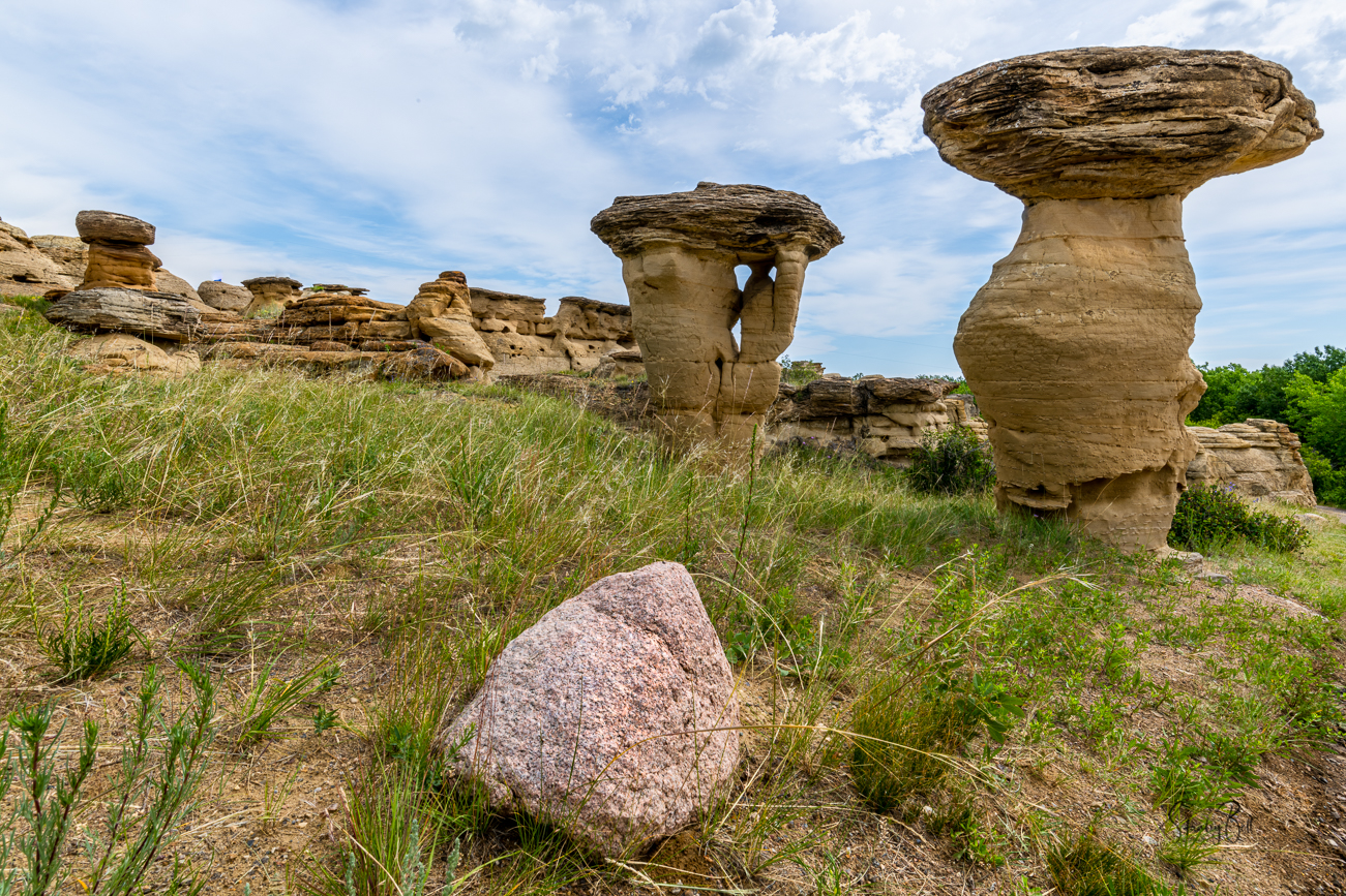 https://mdw-travel-data-us-east-1.s3.amazonaws.com/img/country/Canada/Writing-on-Stone-Provincial-Park/img_05.jpg