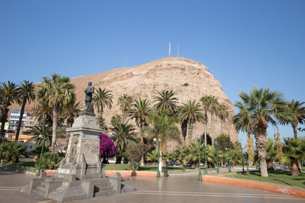 https://mdw-travel-data-us-east-1.s3.amazonaws.com/img/country/Chile/Acantilado-La-Ballena/img_02.jpg