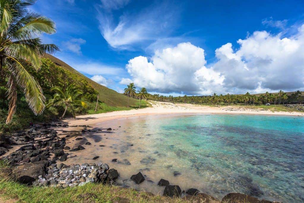 https://mdw-travel-data-us-east-1.s3.amazonaws.com/img/country/Chile/Aharoni-Beach/img_03.jpg