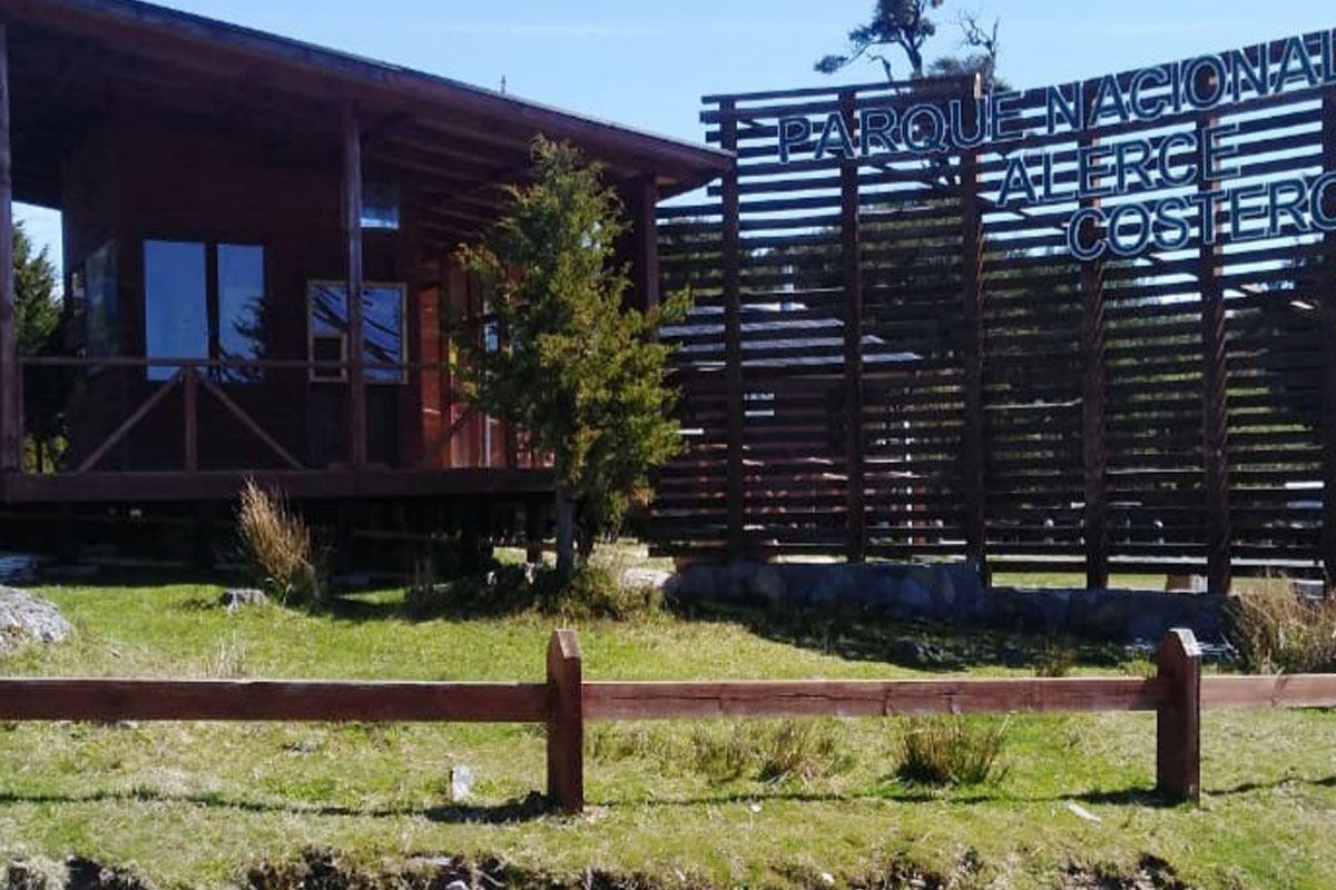 https://mdw-travel-data-us-east-1.s3.amazonaws.com/img/country/Chile/Alerce-Costero-National-Park/img_03.jpg