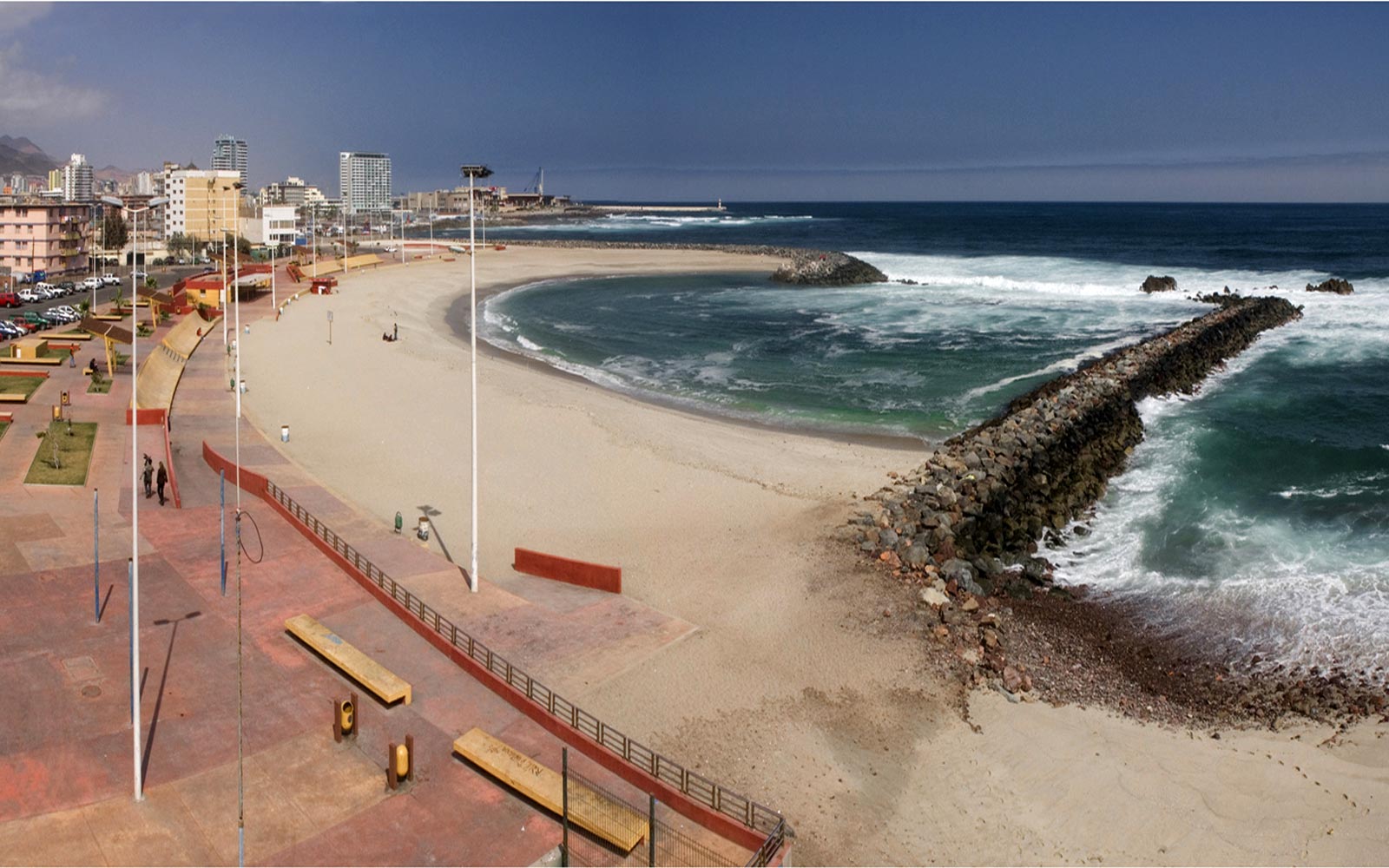 https://mdw-travel-data-us-east-1.s3.amazonaws.com/img/country/Chile/Ave-del-Paraiso-Beach/img_00.jpg