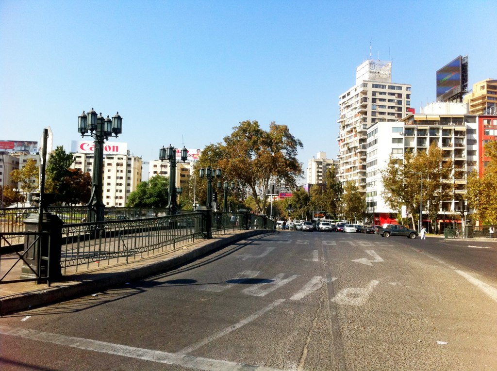 https://mdw-travel-data-us-east-1.s3.amazonaws.com/img/country/Chile/Baquedano-Street/img_03.jpg