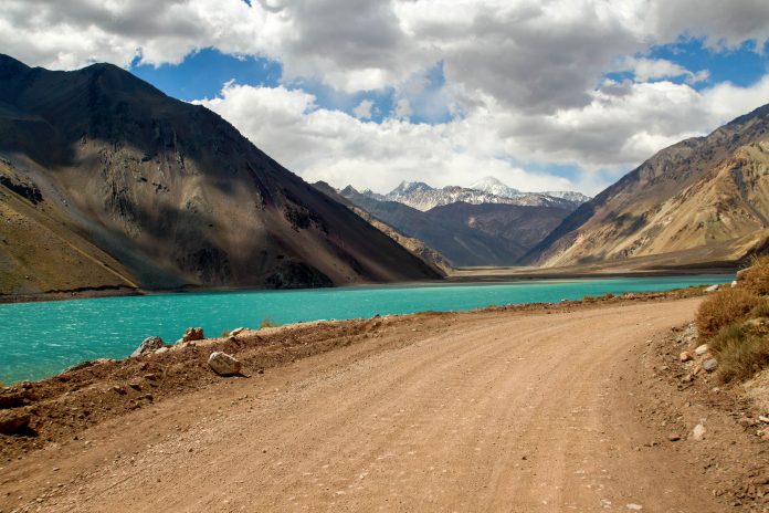 https://mdw-travel-data-us-east-1.s3.amazonaws.com/img/country/Chile/Cajon-del-Maipo/img_02.jpg