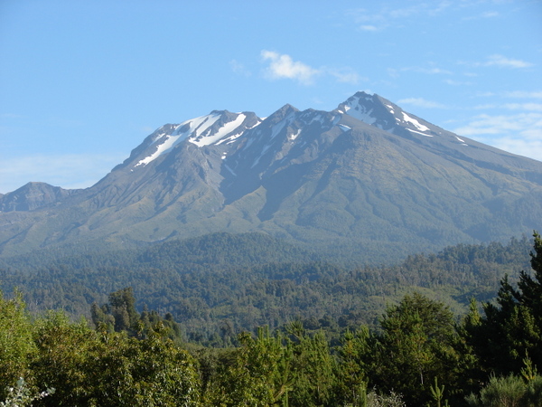 https://mdw-travel-data-us-east-1.s3.amazonaws.com/img/country/Chile/Calbuco-Island/img_01.jpg