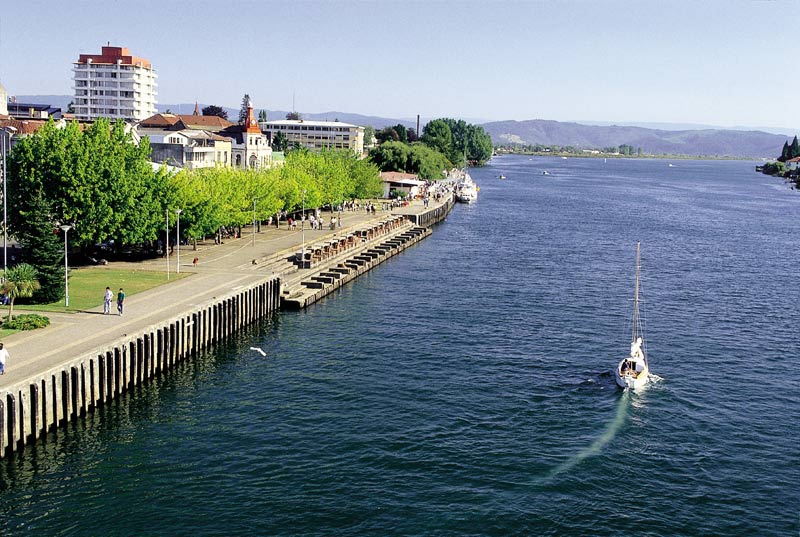 https://mdw-travel-data-us-east-1.s3.amazonaws.com/img/country/Chile/Calle-Calle-River-Market/img_01.jpg