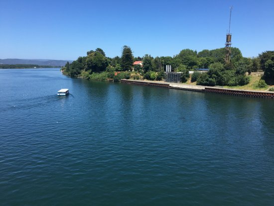 https://mdw-travel-data-us-east-1.s3.amazonaws.com/img/country/Chile/Calle-Calle-River-Market/img_03.jpg