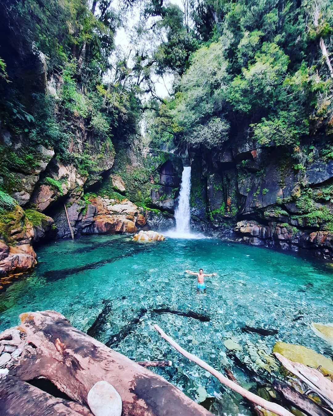 https://mdw-travel-data-us-east-1.s3.amazonaws.com/img/country/Chile/Cascada-los-Ulmos/img_01.jpg