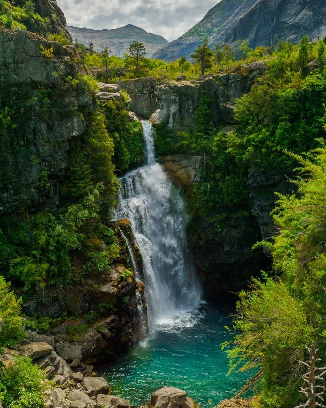 https://mdw-travel-data-us-east-1.s3.amazonaws.com/img/country/Chile/Cascada-los-Ulmos/img_02.jpg