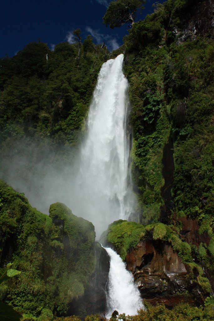 https://mdw-travel-data-us-east-1.s3.amazonaws.com/img/country/Chile/Cascada-los-Ulmos/img_03.jpg