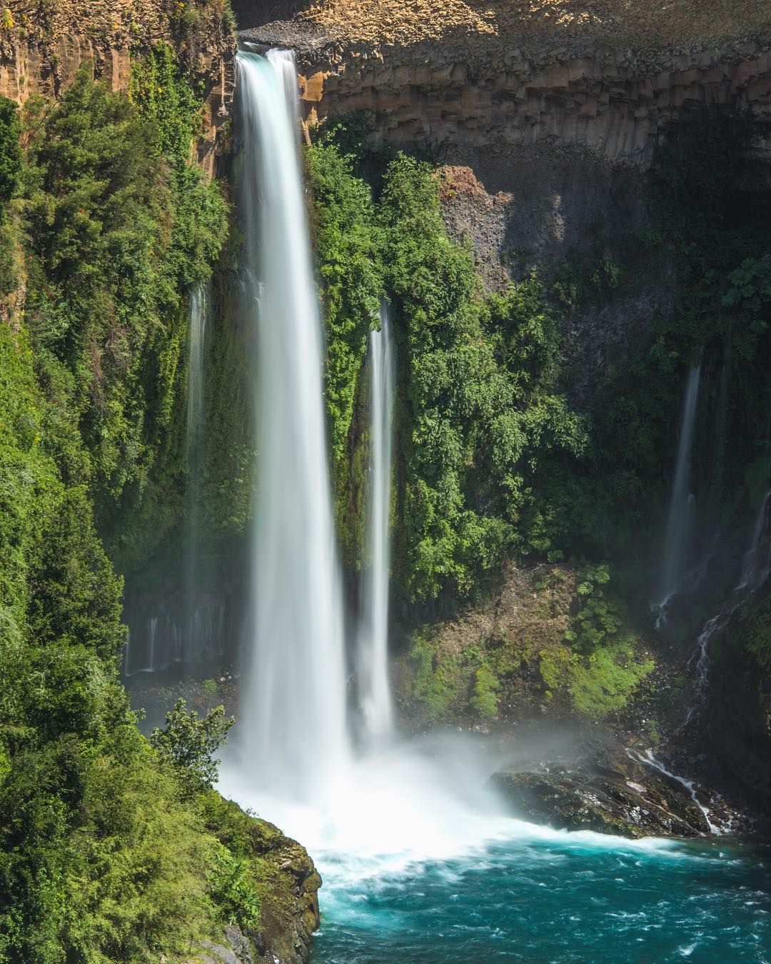 https://mdw-travel-data-us-east-1.s3.amazonaws.com/img/country/Chile/Cascadas-de-Guayalican/img_03.jpg