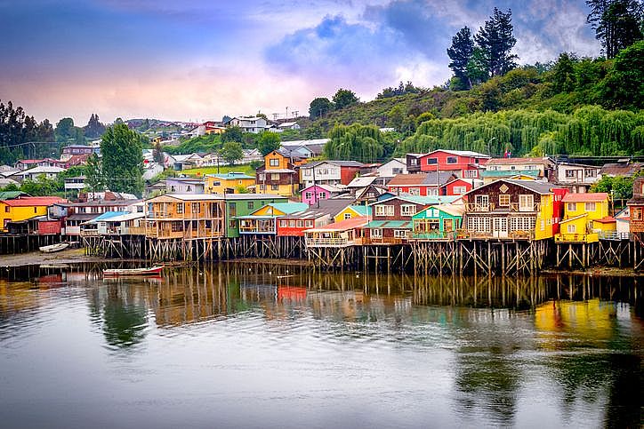 https://mdw-travel-data-us-east-1.s3.amazonaws.com/img/country/Chile/Castro-Street/img_01.jpg
